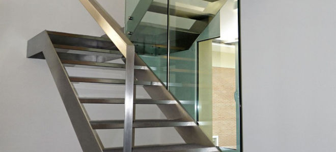 Удивительные лестницы из нержавейки на практике: 6 видов