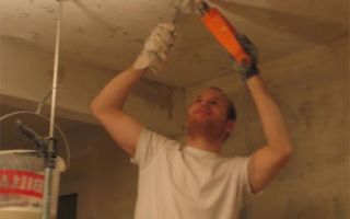 Простых 4 способа: как убрать краску с потолка