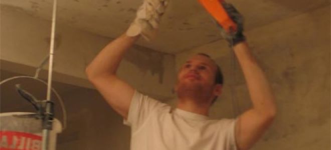 Простых 4 способа: как убрать краску с потолка