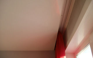Отличный вариант для современного интерьера: ниша для штор в натяжном потолке