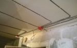 Как безопасно и красиво произвести монтаж электропроводки по потолку