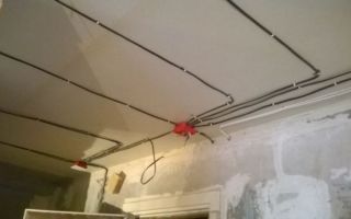 Как безопасно и красиво произвести монтаж электропроводки по потолку