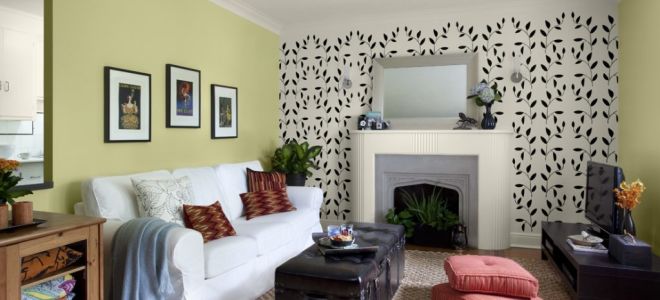 Удачное комбинирование обоев в гостиной: фото идеи