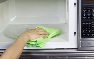 Как почистить микроволновку: 4 действенных совета