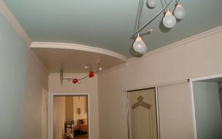 Практичные натяжные потолки в зале хрущевки: фото и 2 варианта пленки