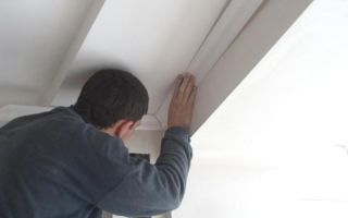 Инструкция, как клеить плинтус на потолок: 9 шагов