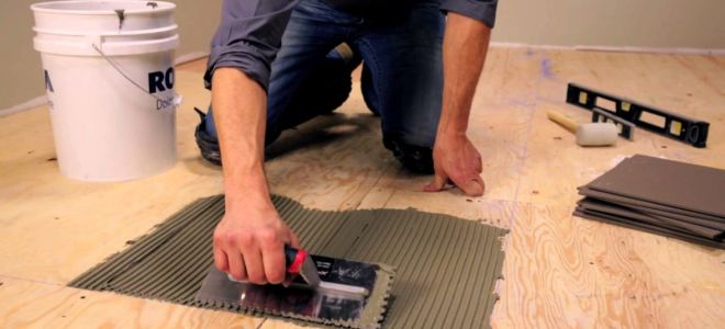 Как положить плитку на деревянный пол: 7 помещений, где требуется кафель