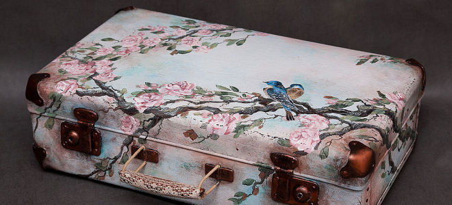 Модный аксессуар из старой вещи: декупаж чемодана