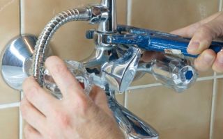 Установка смесителя в ванной: 5 советов начинающим сантехникам