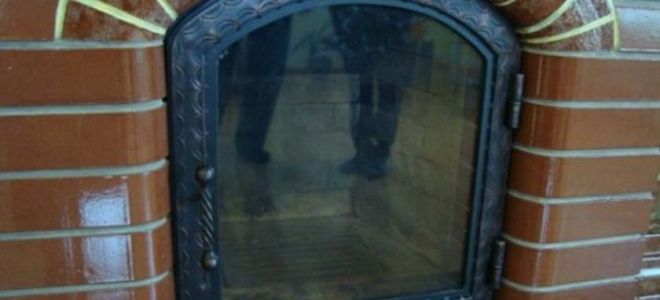 Стеклянные дверцы для камина: 4 популярные формы