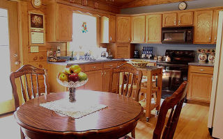 Уютные кухни в деревянных домах: правила оформления