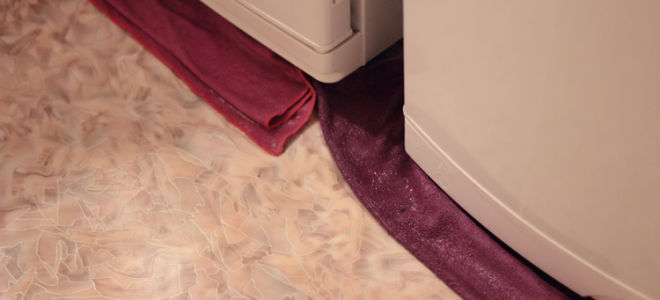 Почему течёт холодильник: 3 основные причины