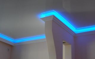 Эффектная подсветка потолка светодиодной лентой под плинтусом