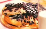 Шарлотка с черникой: ягодный пирог к любому ужину