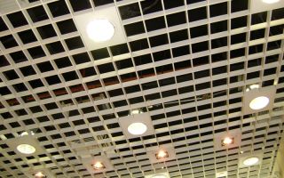 Подбираем светильники для потолка грильято: 4 правила