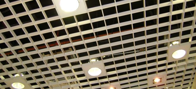Подбираем светильники для потолка грильято: 4 правила