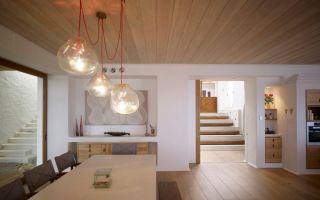 Натуральный деревянный потолок в интерьере: особенности конструкции