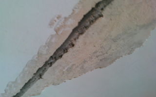 Чем заделать швы между плитами на потолке: быстрое устранение дефекта